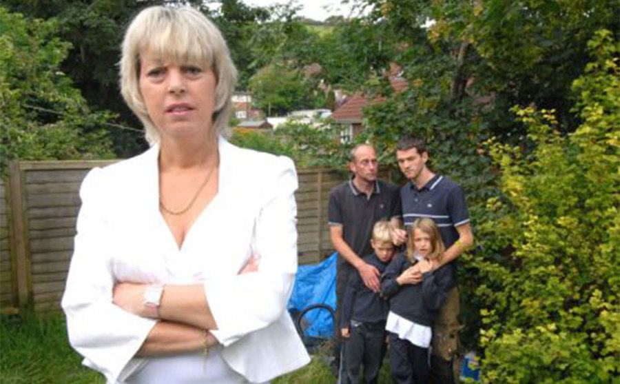 A photo of Simon Foster with his three children and Debbie Henderson, who lived with the family on the TV show.